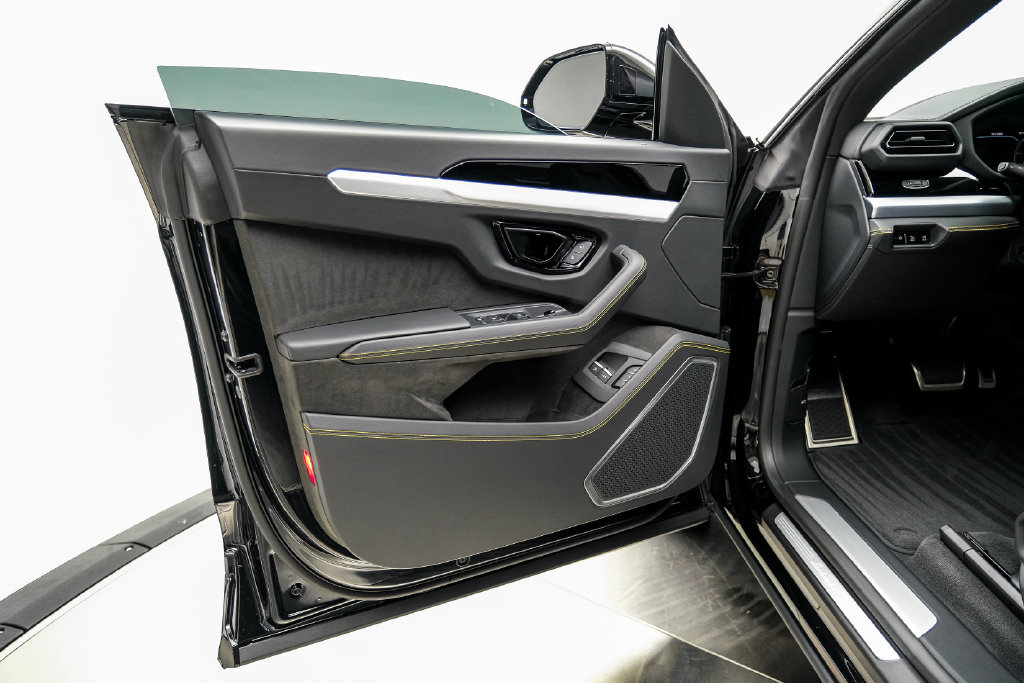 Used 2025 Lamborghini Urus SE AWD/4WD image 45