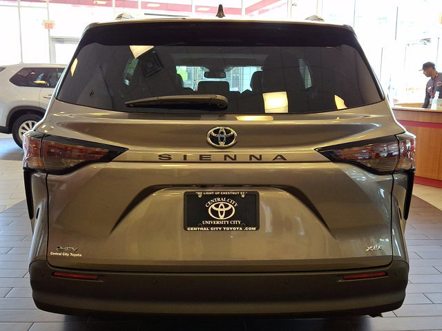 Used 2026 Toyota Sienna XLE image 6