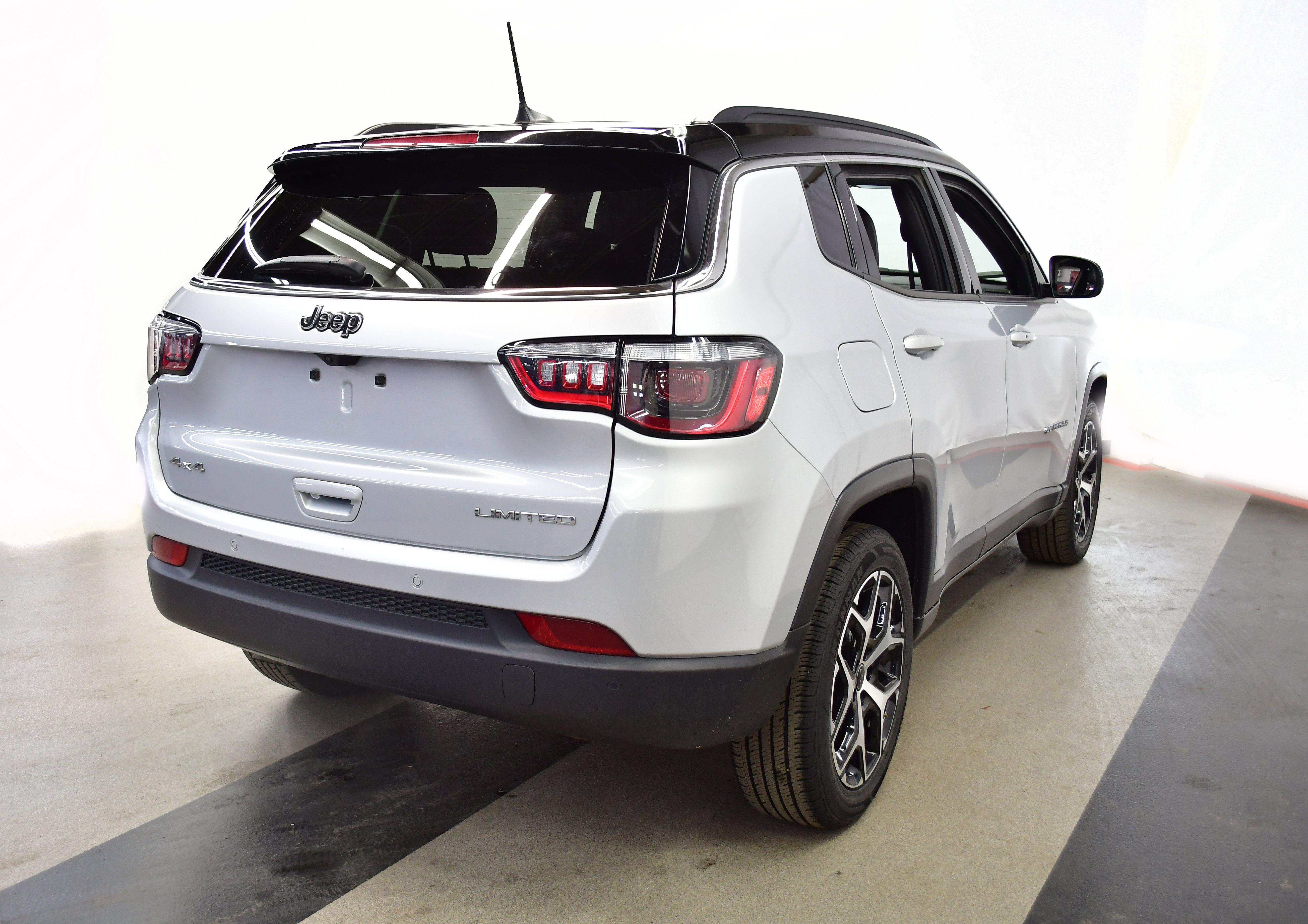 Used 2025 Jeep Compass Limited AWD/4WD image 7
