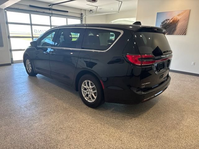 Used 2024 Chrysler Pacifica Touring-L FWD image 3