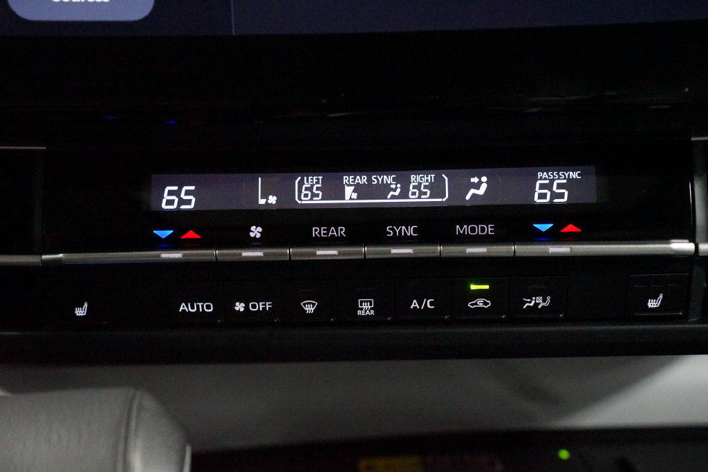 Certified 2025 Toyota Sienna XLE FWD image 20