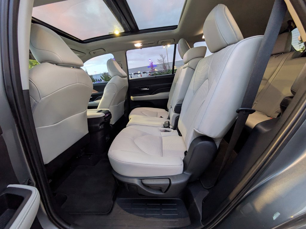 Used 2025 Toyota Grand Highlander AWD Hybrid image 28