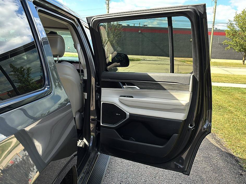 Used 2023 Jeep Wagoneer Series III w/ Preferred Equipment Group RWD image 35