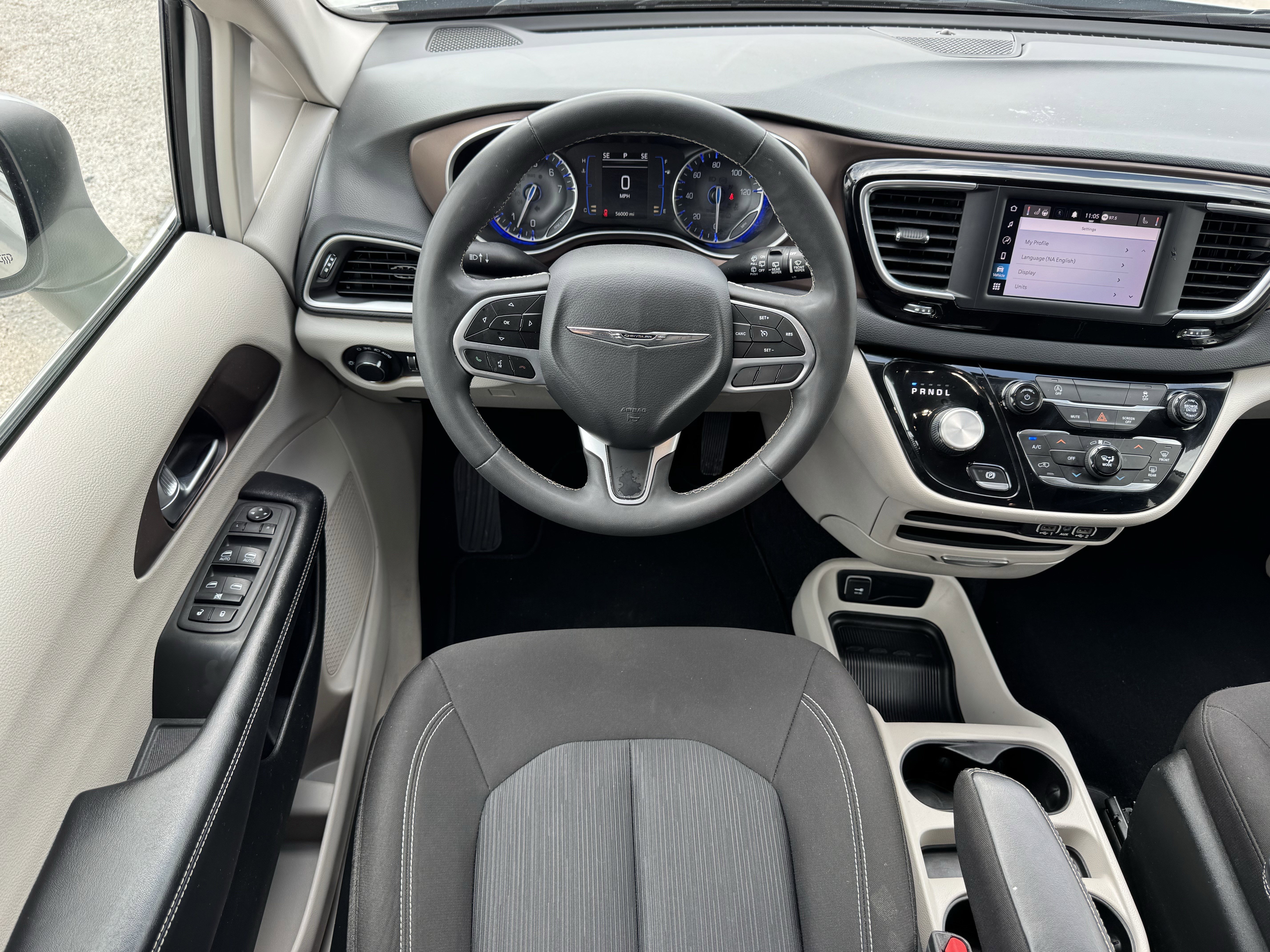 Used 2022 Chrysler Voyager LX image 14