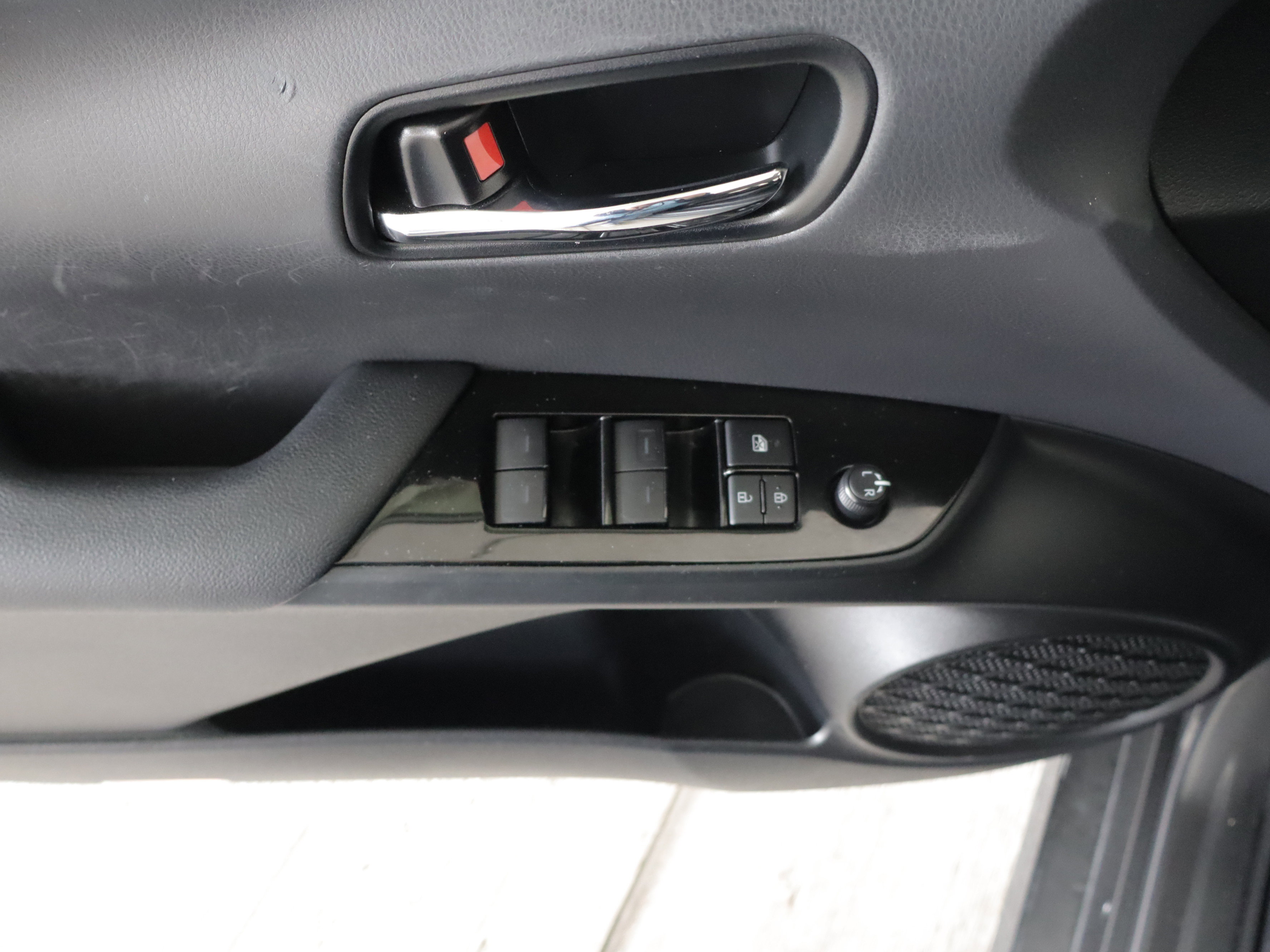 Used 2020 Toyota Prius XLE image 11