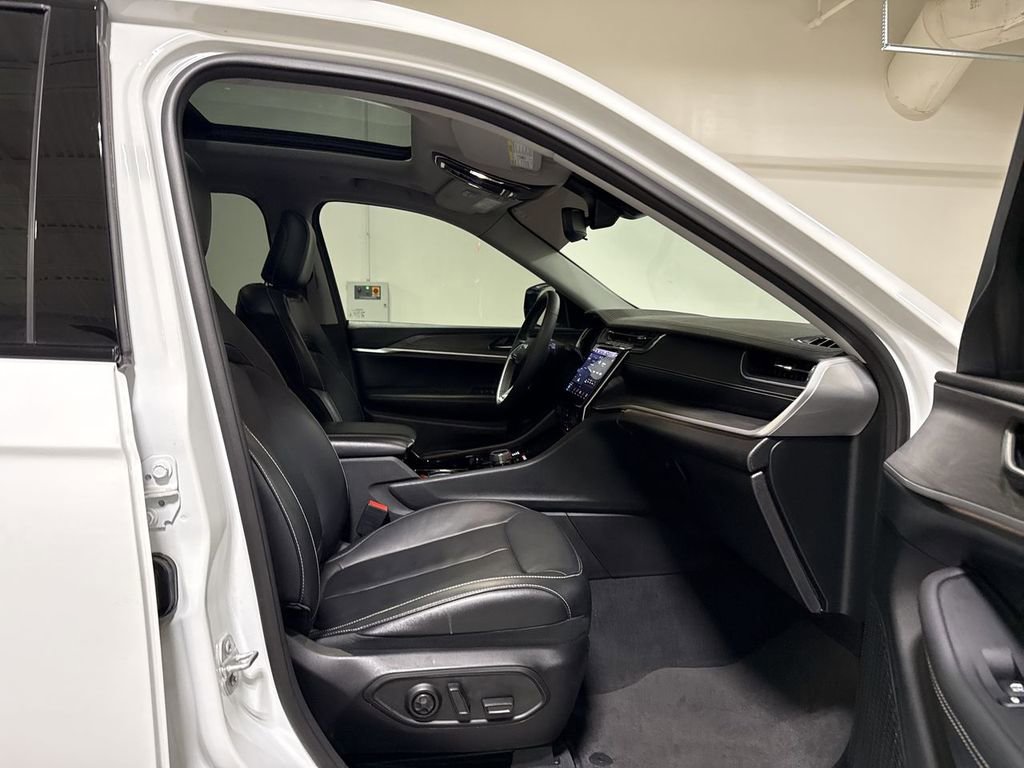 Used 2023 Jeep Grand Cherokee L Limited w/ Black Appearance Package image 23