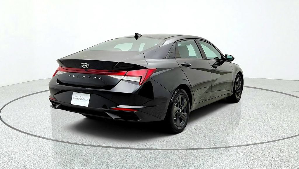 Used 2022 Hyundai Elantra SEL w/ Cargo Package FWD image 5