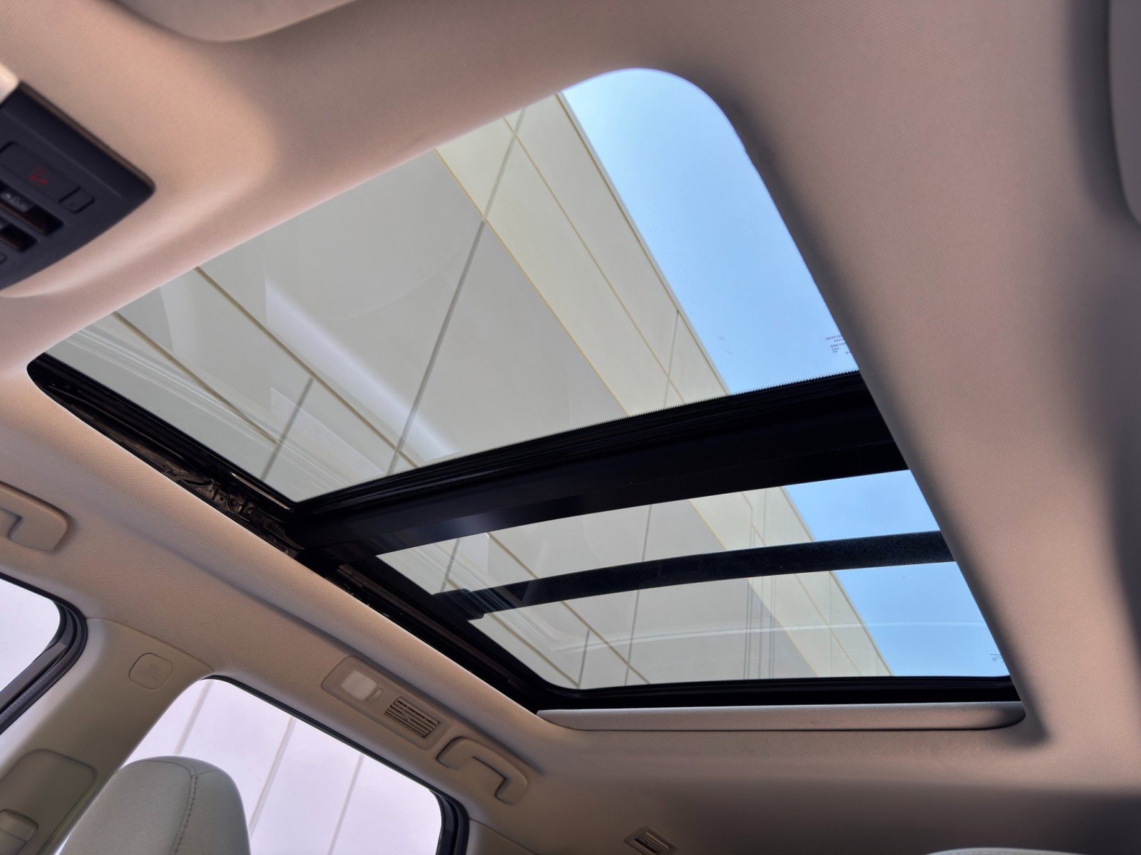 Used 2022 Nissan Pathfinder SV w/ SV Premium Package image 11