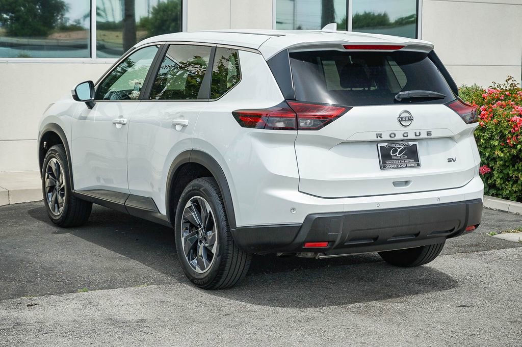 Used 2024 Nissan Rogue SV image 4