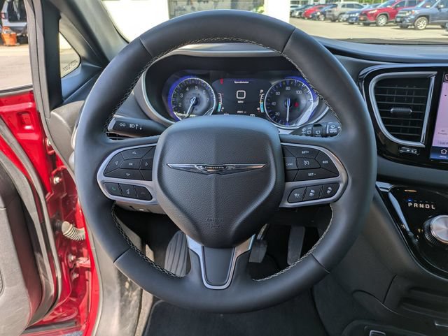 Used 2025 Chrysler Pacifica Select FWD image 9