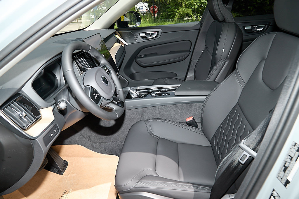New 2026 Volvo XC60 T8 Plus w/ Climate Package PRO AWD/4WD image 17