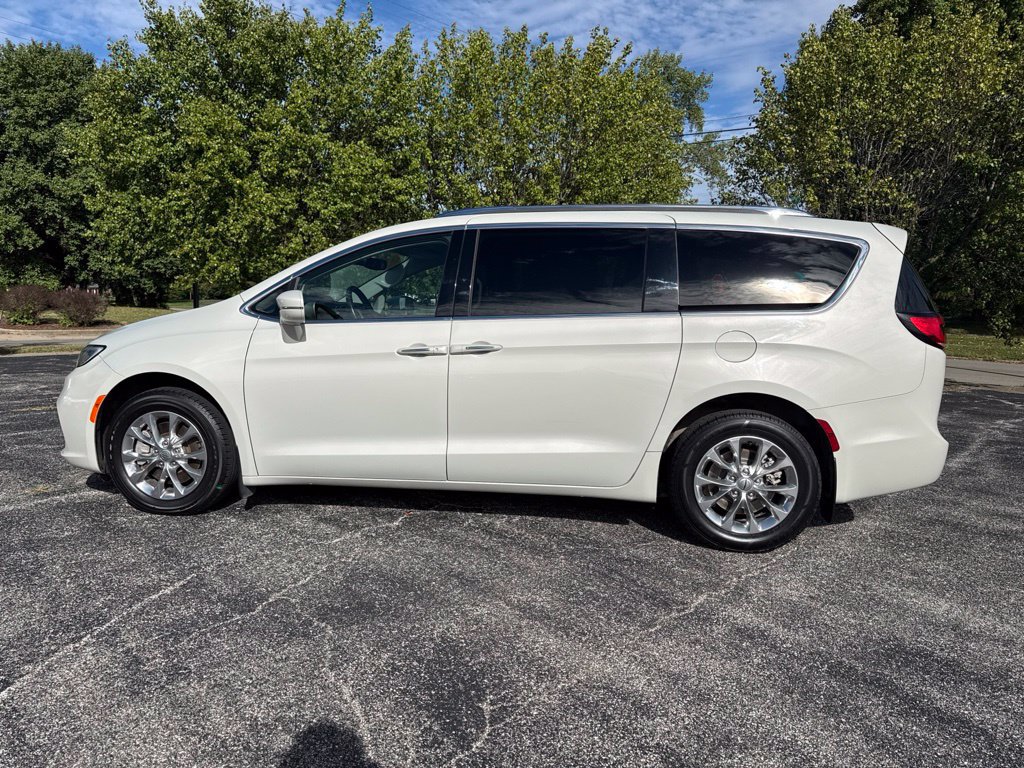 Used 2021 Chrysler Pacifica Touring-L w/ Uconnect Theater Family Group AWD/4WD image 5