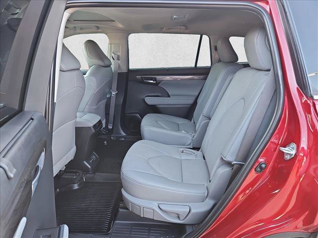 Used 2025 Toyota Highlander Limited FWD image 19