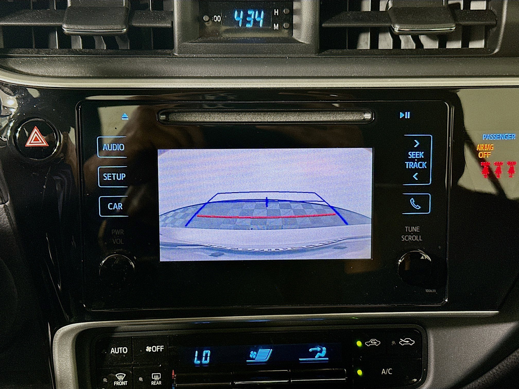 Used 2018 Toyota Corolla LE FWD image 24