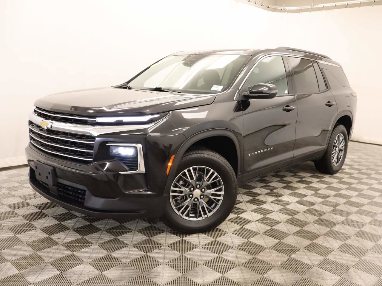 Used 2025 Chevrolet Traverse LT image 1