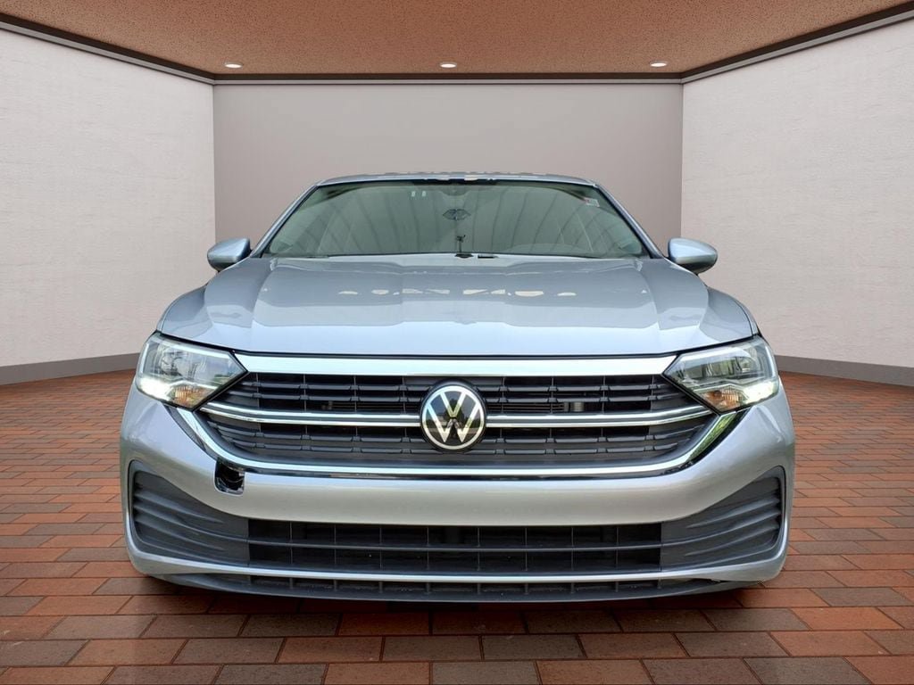 Used 2024 Volkswagen Jetta SE FWD image 2