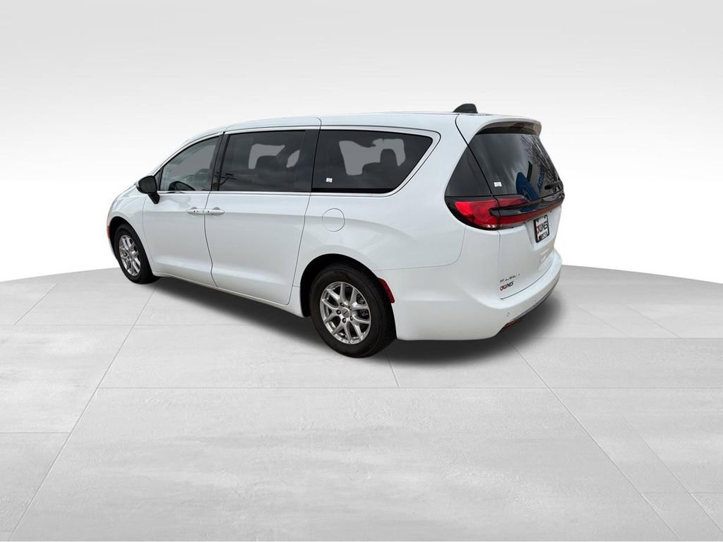 Used 2023 Chrysler Pacifica Touring-L image 8
