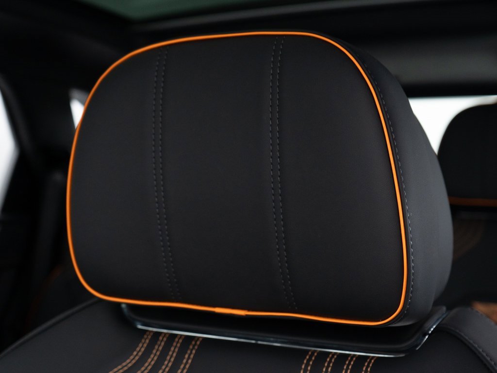 Used 2025 Bentley Bentayga image 17