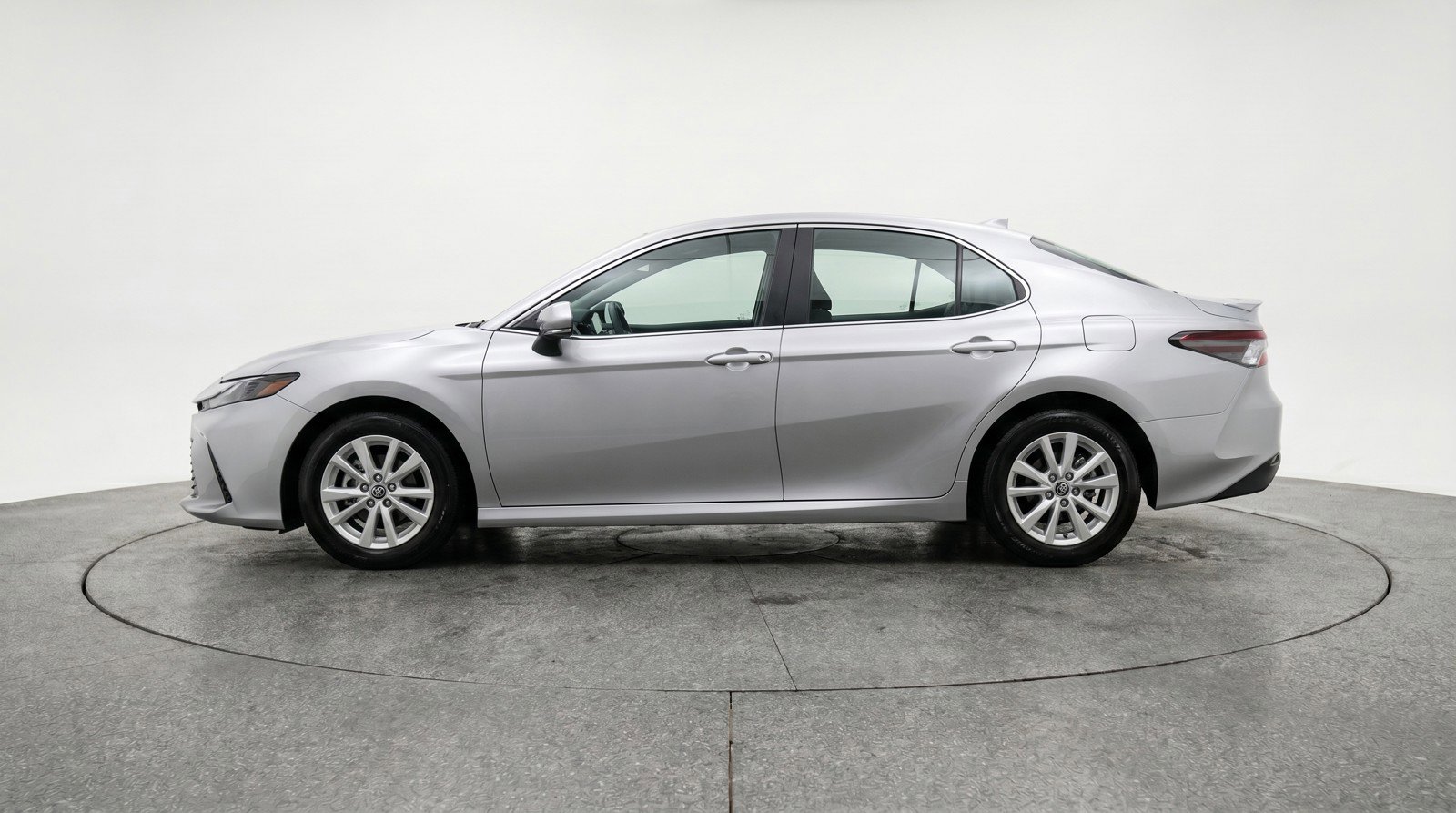 Used 2025 Toyota Camry LE image 5