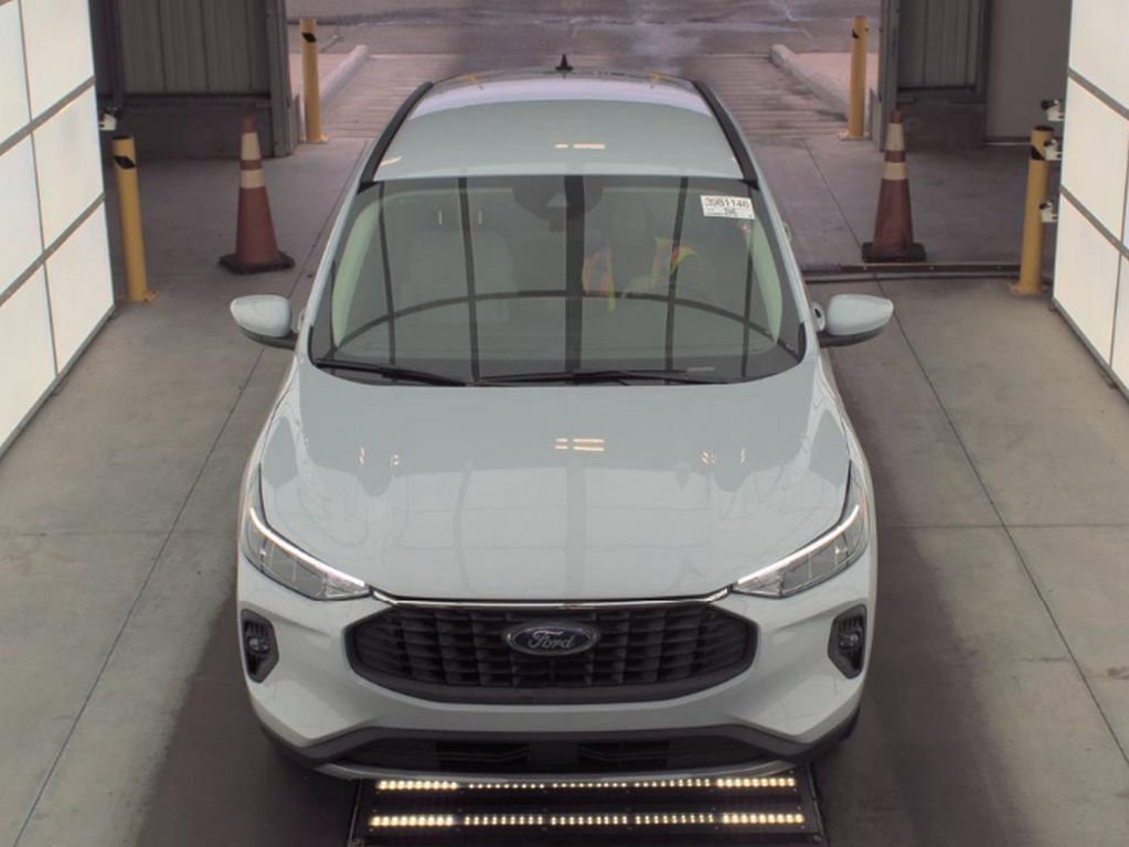 Used 2025 Ford Escape SE image 2
