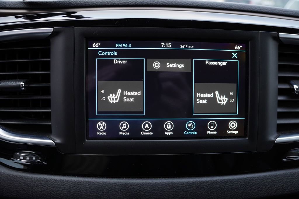 Used 2018 Chrysler Pacifica Touring-L image 6