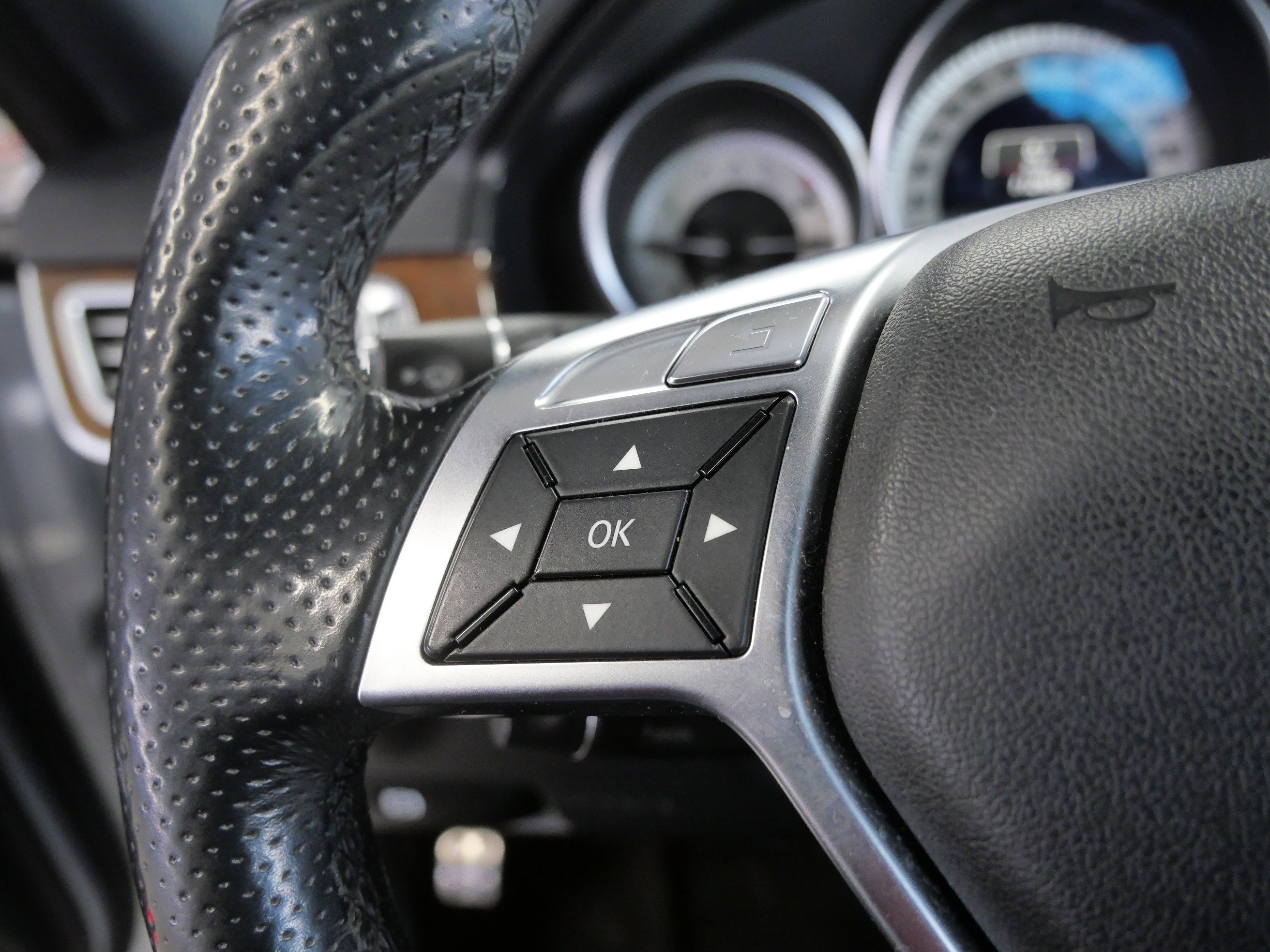 Used 2014 Mercedes-Benz E 350 4MATIC Sedan image 25