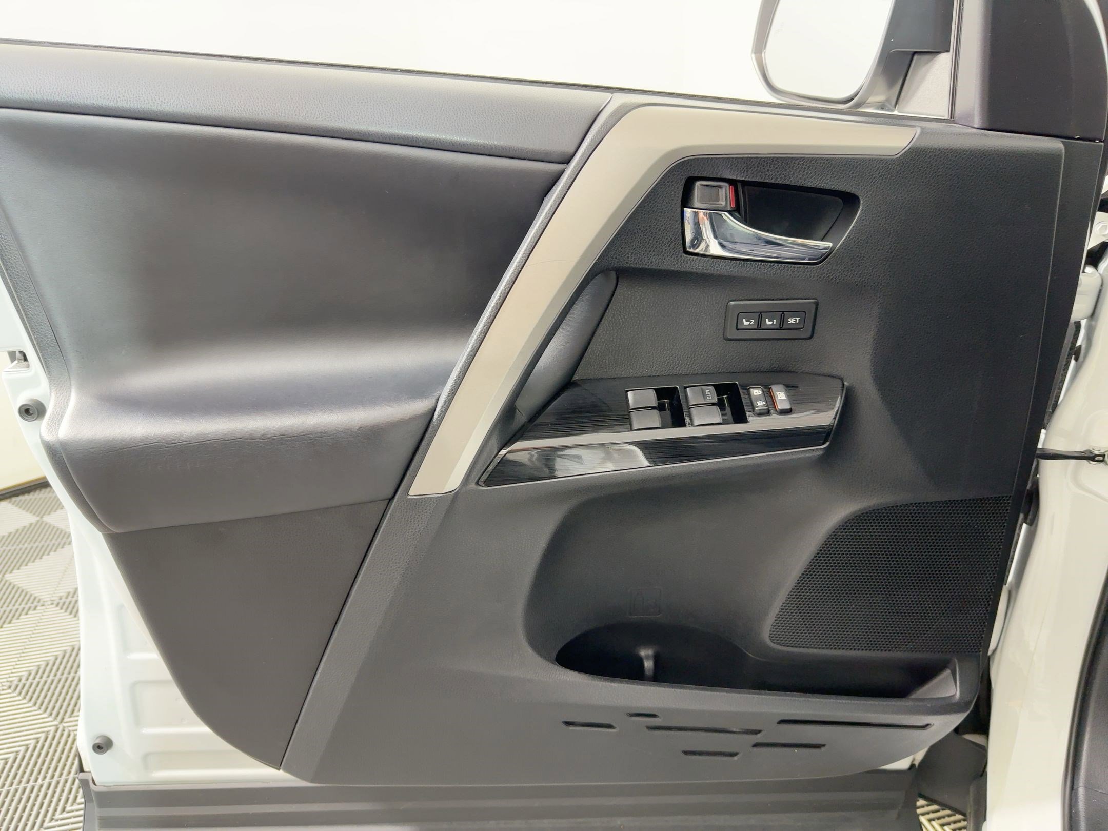 Used 2018 Toyota RAV4 Limited w/ Advanced Technology Package image 11