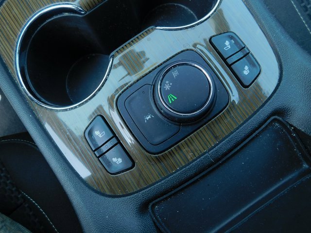 Used 2023 GMC Acadia SLE w/ Driver Convenience Package image 32