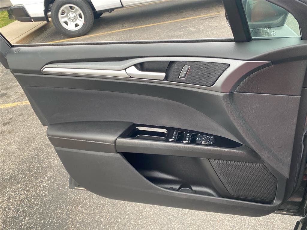 Used 2016 Ford Fusion SE FWD image 19