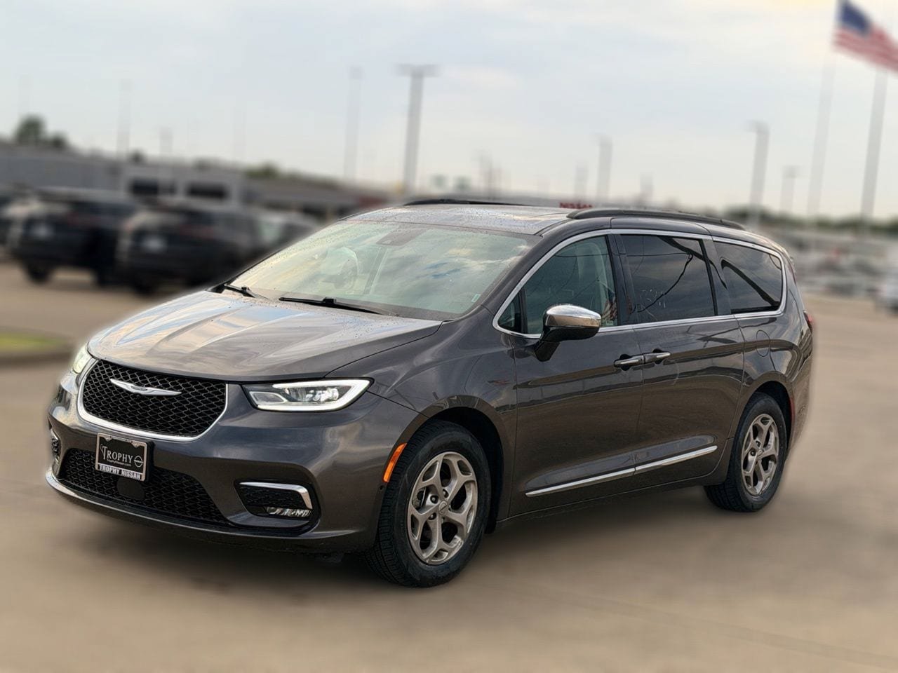 Used 2023 Chrysler Pacifica Limited FWD image 3