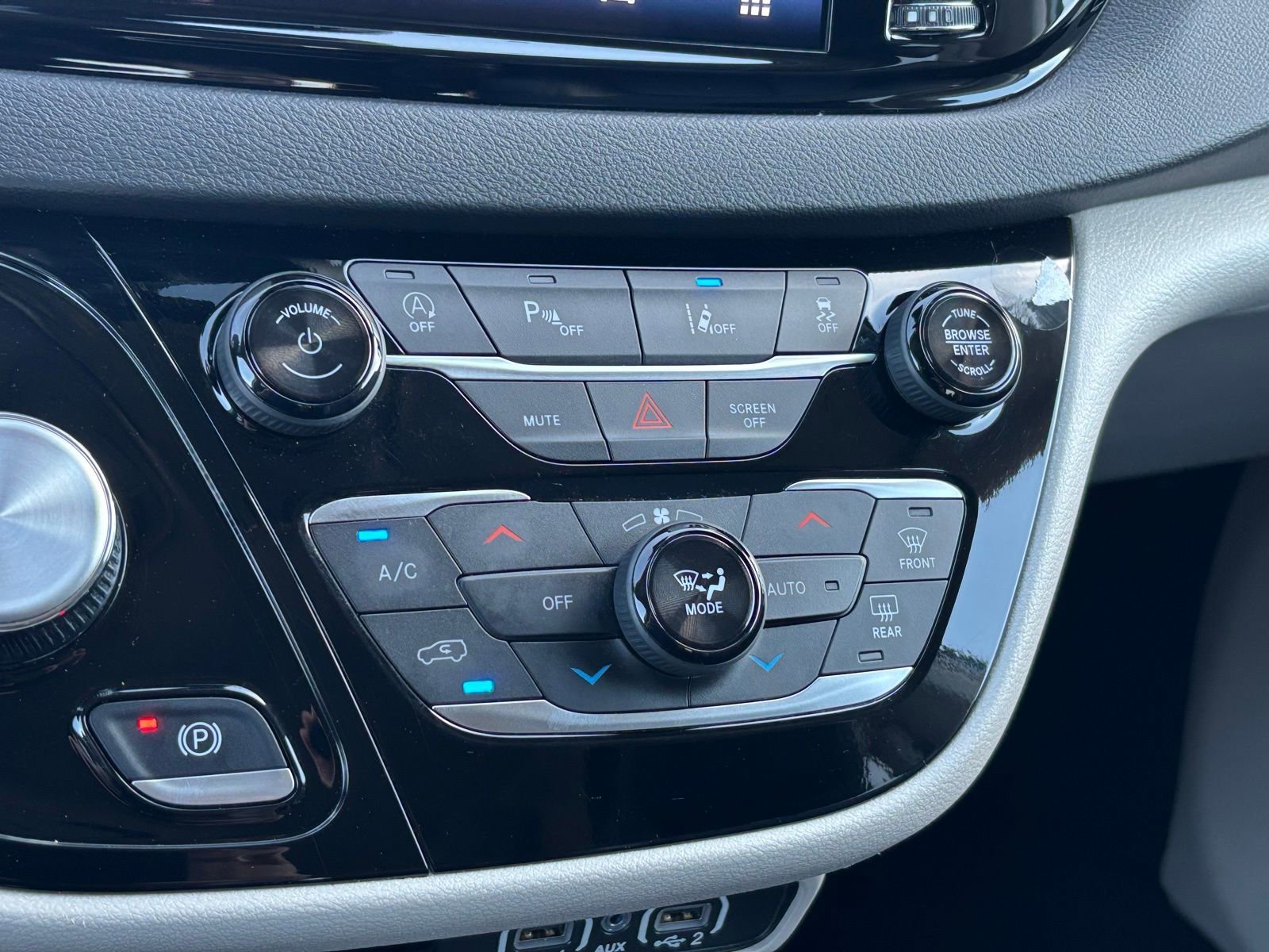 Used 2024 Chrysler Pacifica Touring-L image 25