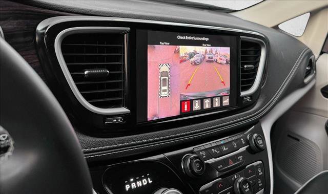 Used 2023 Chrysler Pacifica Limited w/ Uconnect Theater Family Group image 15