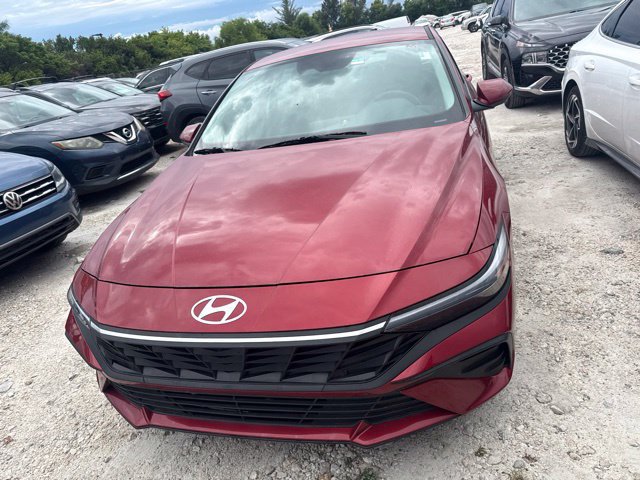 Used 2025 Hyundai Elantra SE FWD image 2