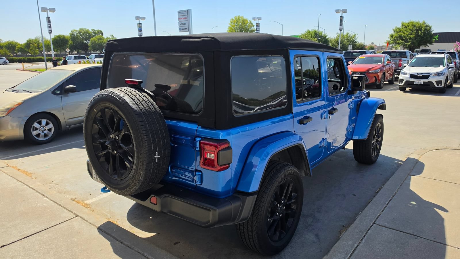 Used 2024 Jeep Wrangler Unlimited Sahara w/ Technology Group AWD/4WD image 4