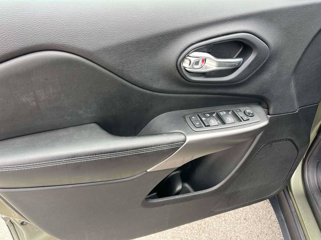 Used 2019 Jeep Cherokee Latitude w/ Popular Appearance Group AWD/4WD image 13