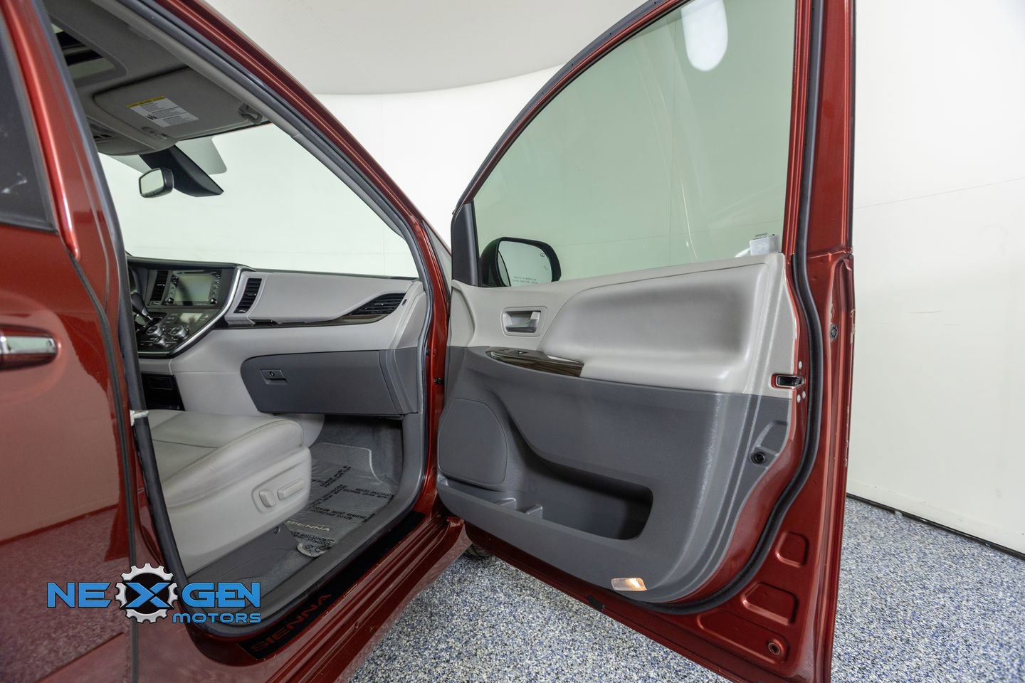 Used 2019 Toyota Sienna XLE w/ XLE Navigation Package image 33