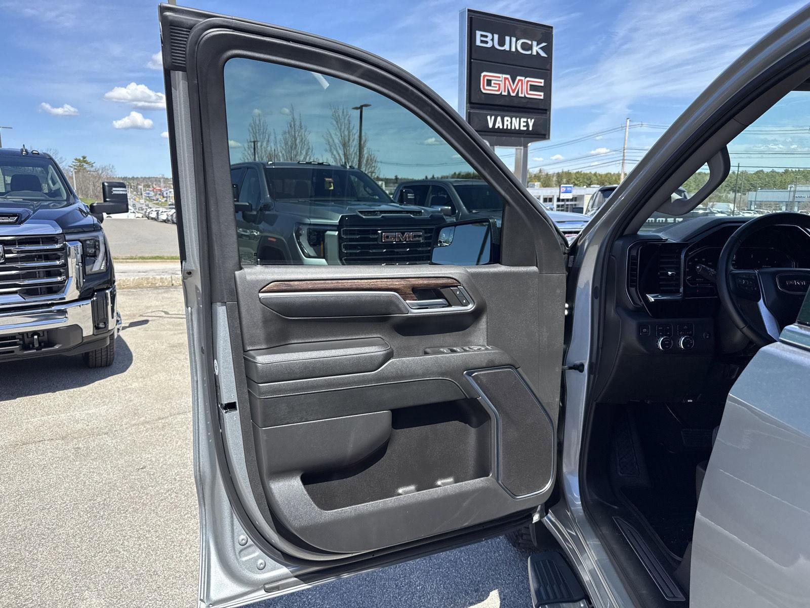 Used 2023 GMC Sierra 1500 SLE w/ X31 Off-Road Package AWD/4WD image 12