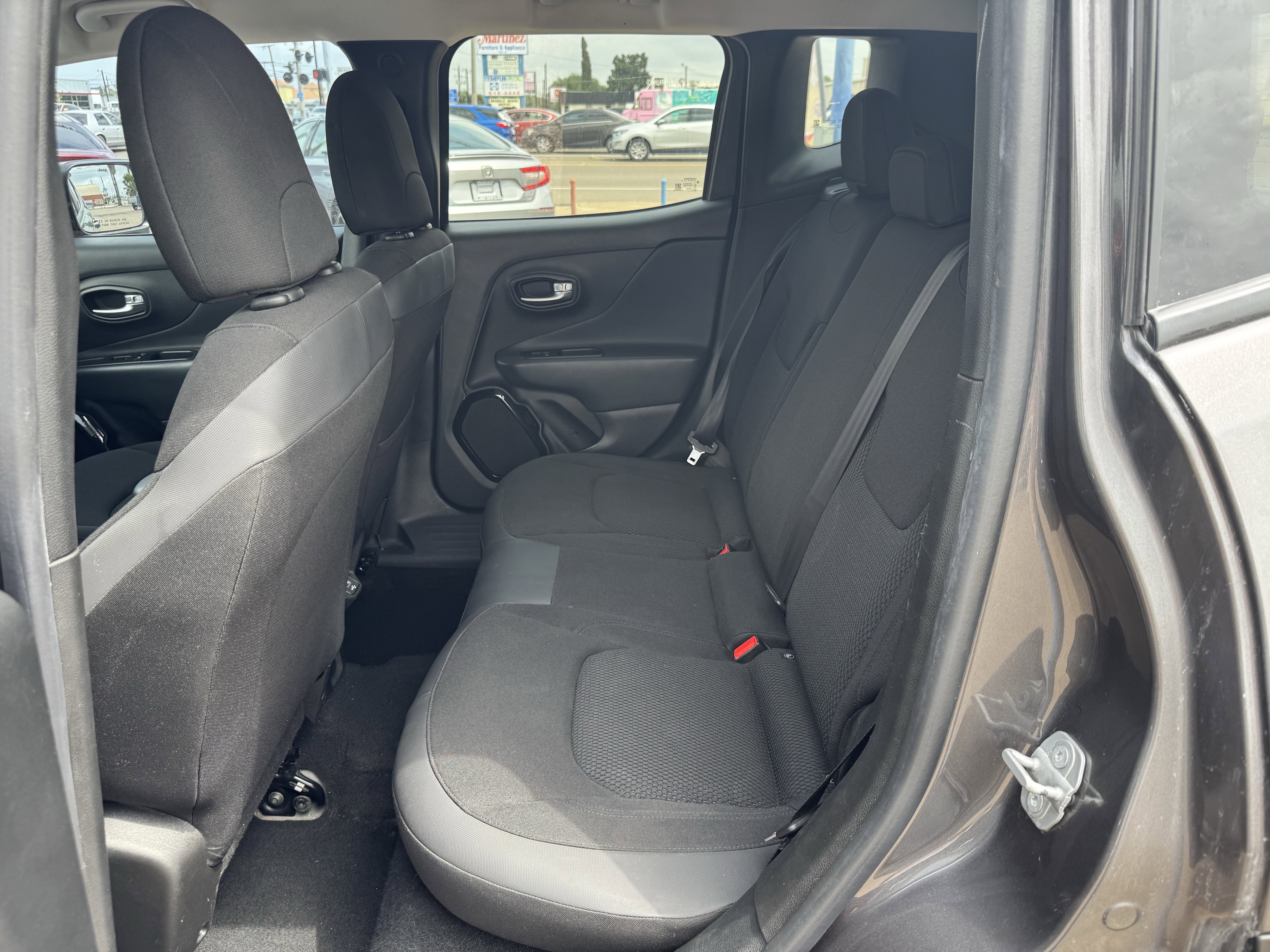 Used 2018 Jeep Renegade Altitude FWD image 8