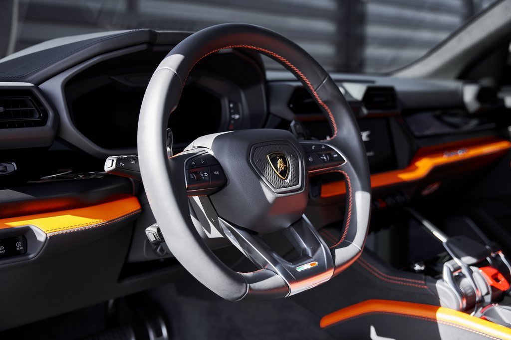 Used 2025 Lamborghini Urus SE image 40