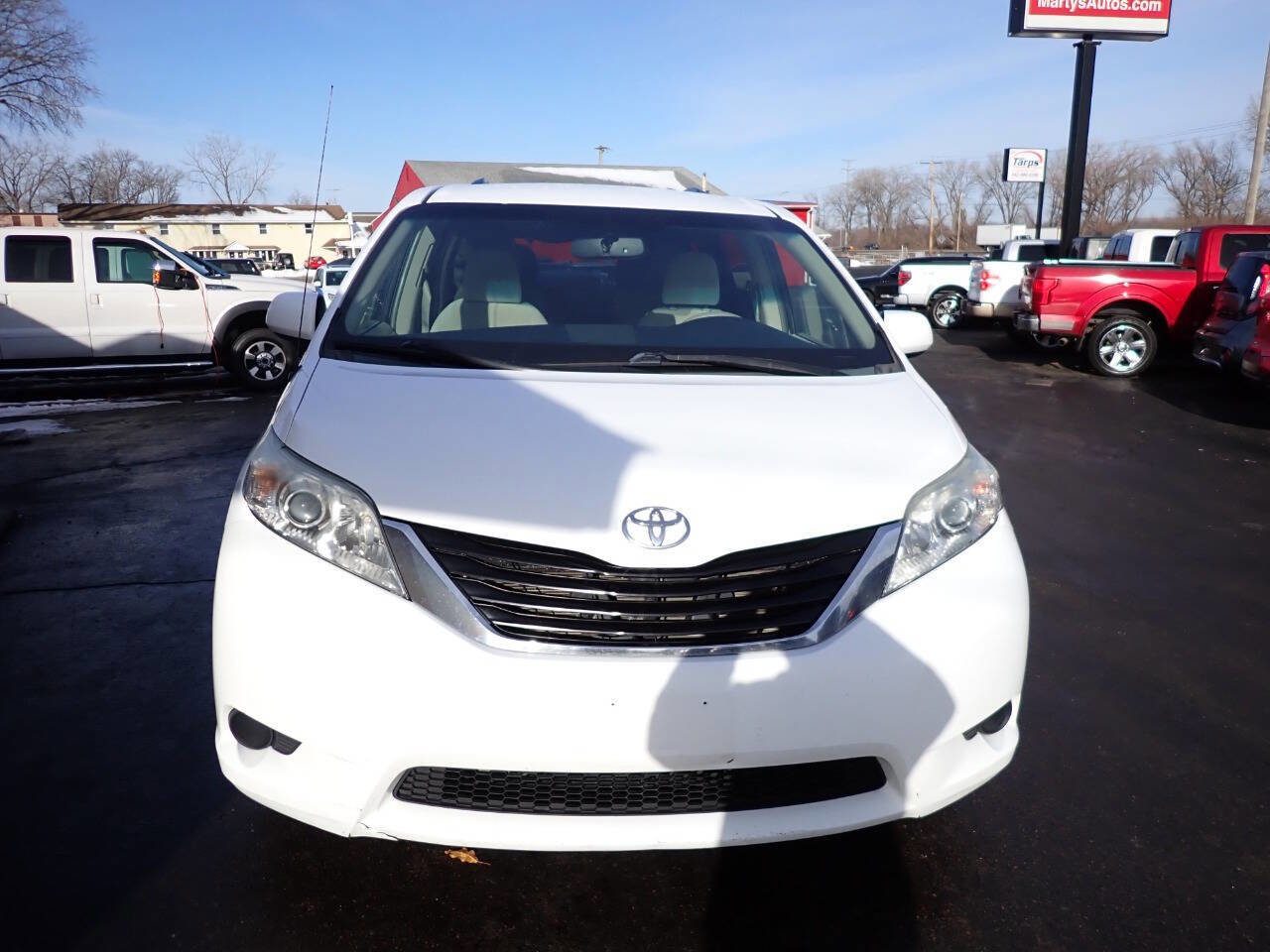 Used 2014 Toyota Sienna LE FWD image 2