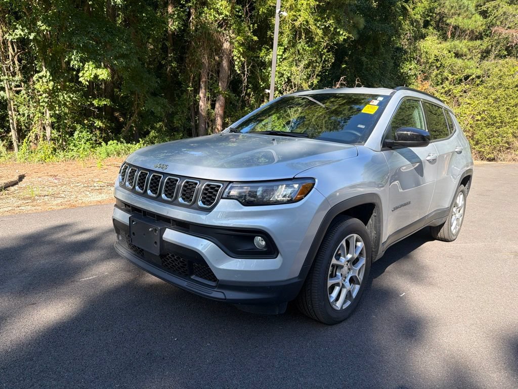 Certified 2024 Jeep Compass Latitude AWD/4WD image 1