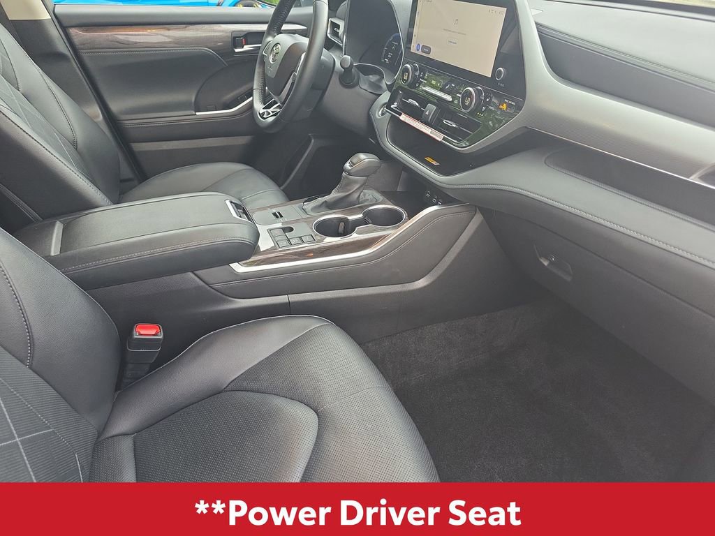 Used 2025 Toyota Highlander Platinum AWD/4WD image 16