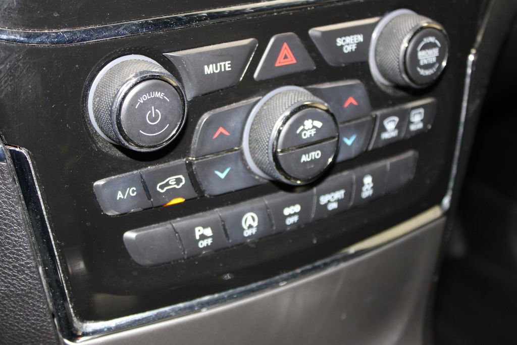 Used 2021 Jeep Grand Cherokee Limited w/ Luxury Group II image 48