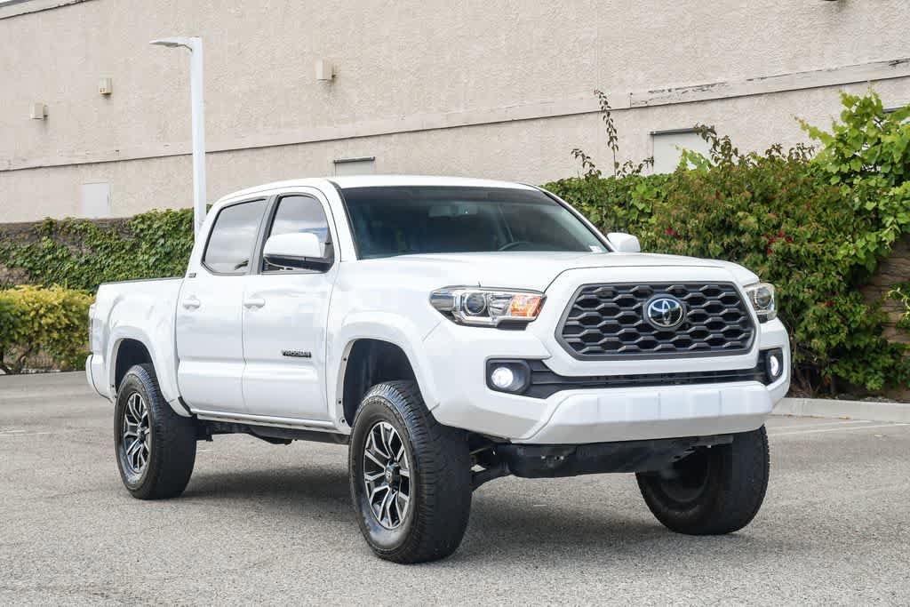 Used 2017 Toyota Tacoma SR5 w/ Tow Package RWD image 3