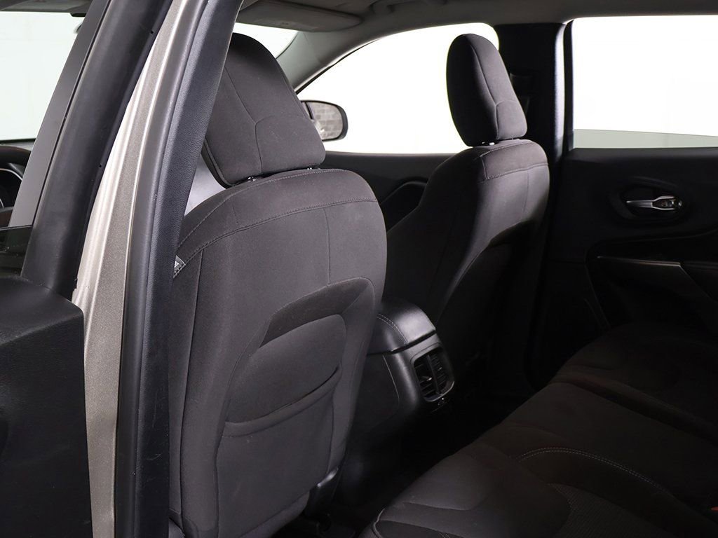 Used 2021 Jeep Cherokee Latitude image 23