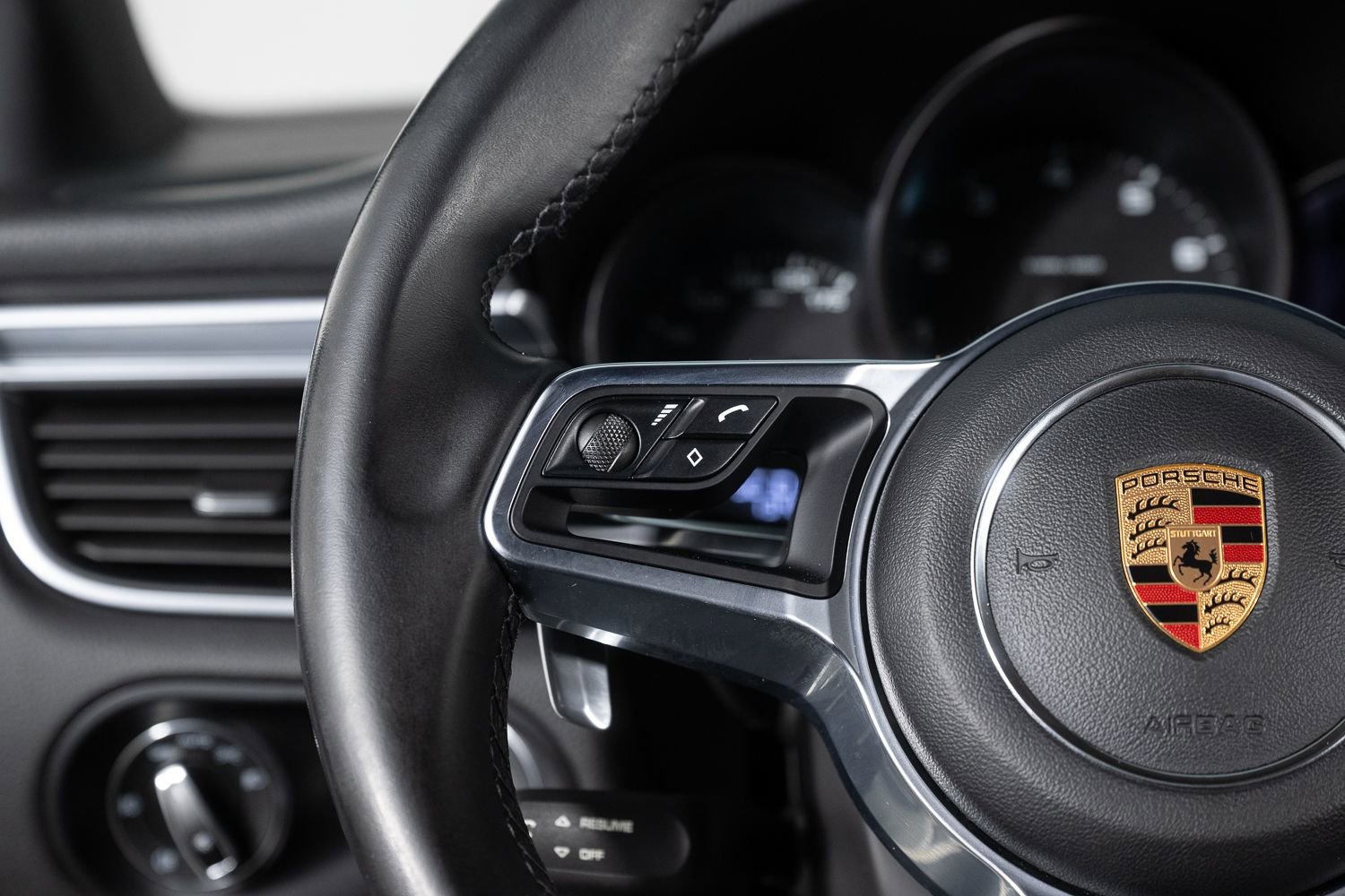 Used 2018 Porsche Macan image 32