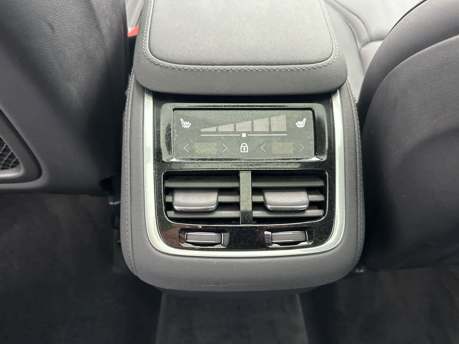 Certified 2025 Volvo XC90 B6 Plus image 28