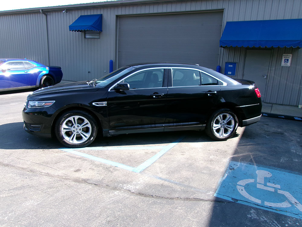 Used 2017 Ford Taurus SEL FWD image 3