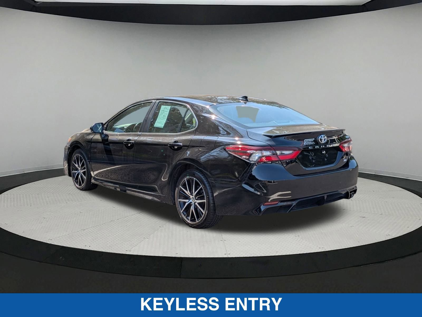 Used 2023 Toyota Camry SE image 6