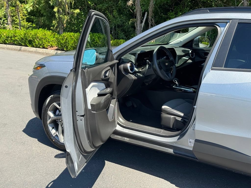 Used 2025 Chevrolet Trax LT FWD image 7